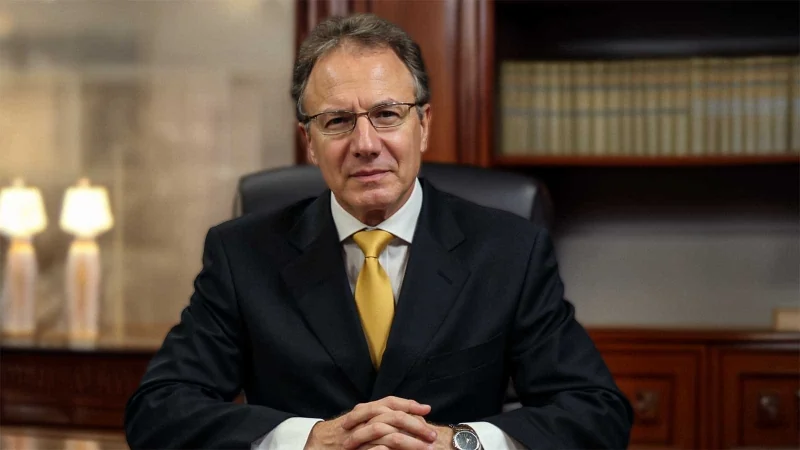 Professor Costa Machado em seu escritório